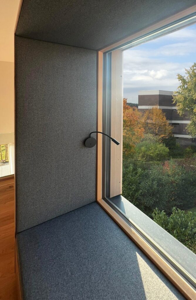Großes Fenster mit Sitzgelegenheit