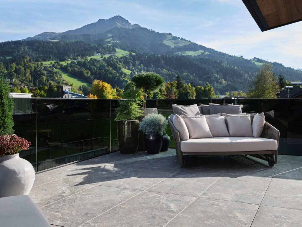 Modernes Outdoor Sofa auf Terrasse vor Bergkulisse