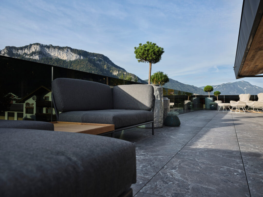 Gartenmöbel auf großer Terrasse