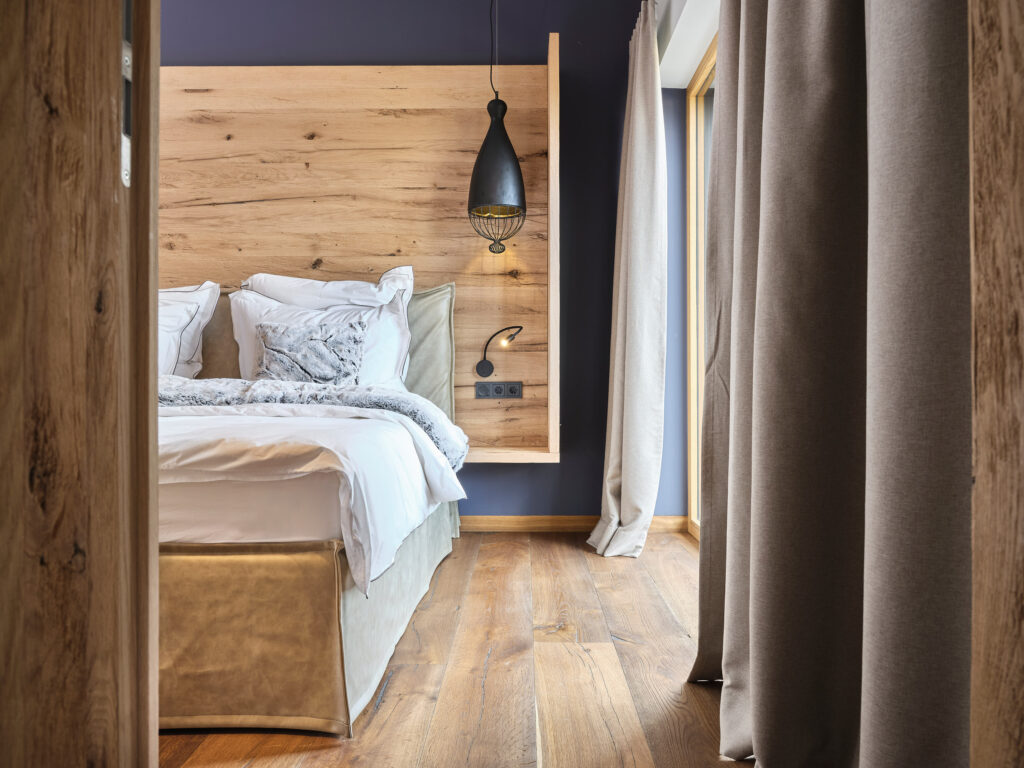 Modernes Schlafzimmer mit viel Holz