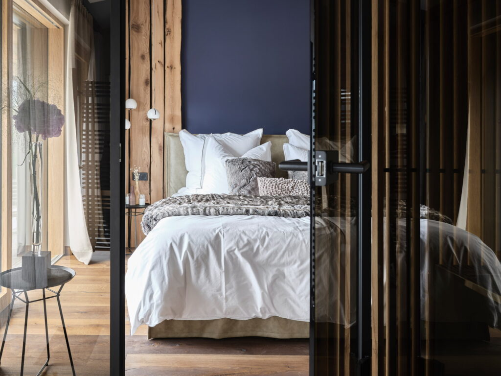 Modernes Schlafzimmer mit viel Holz